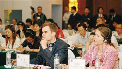 日語同聲翻譯一天要多少錢?翻譯團(tuán)隊要幾個人?